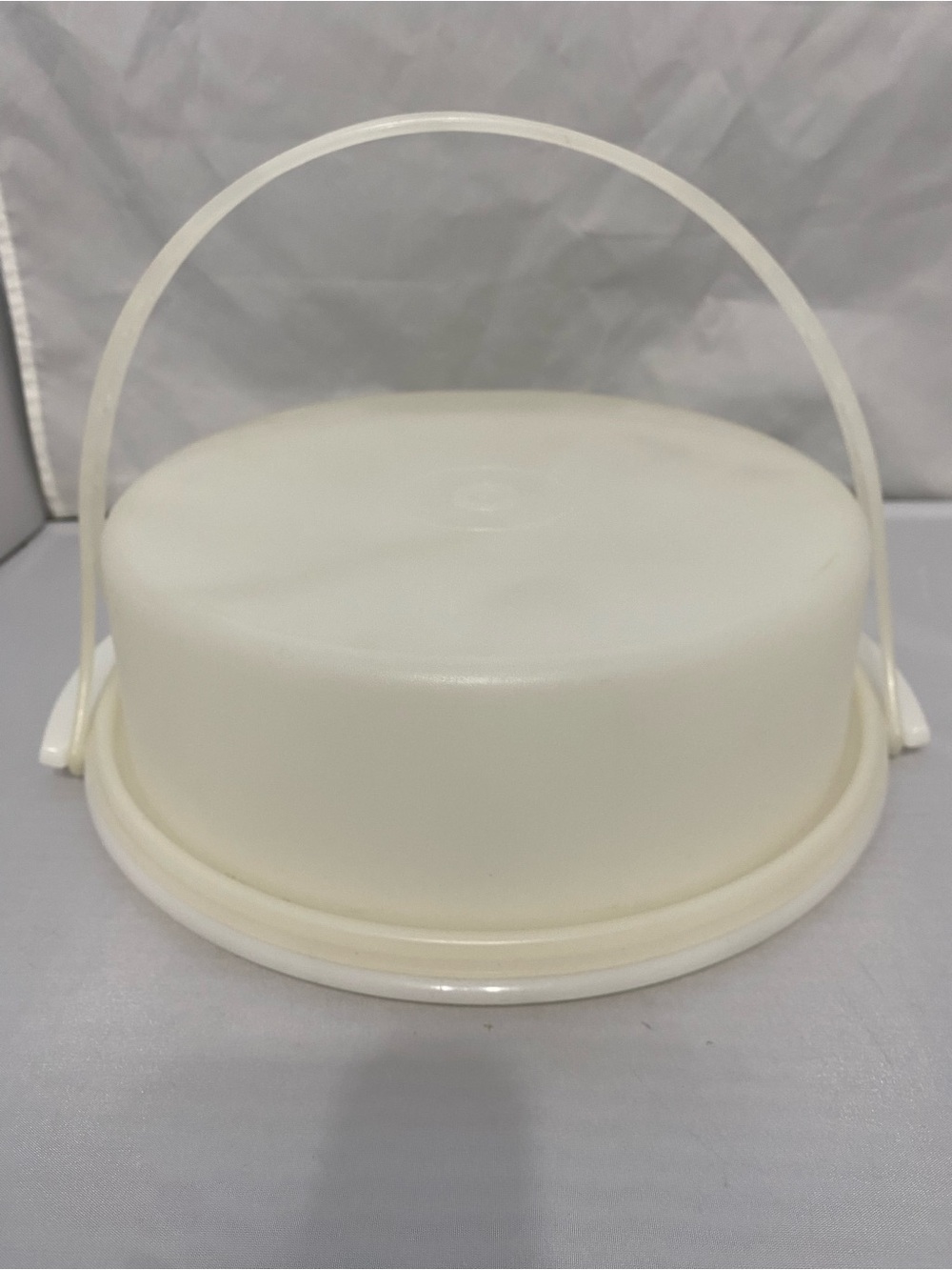 Tupperware White Round Pie Carrier with Folding Handle